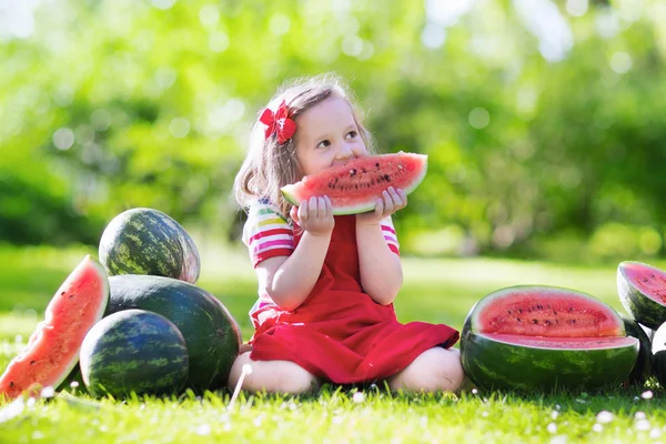 Küçük kız bahçede karpuz yeme — Stok fotoğraf