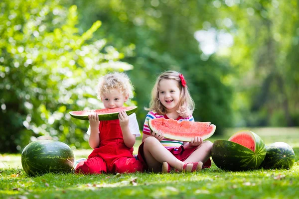 Crianças comendo melancia no jardim — Fotografia de Stock