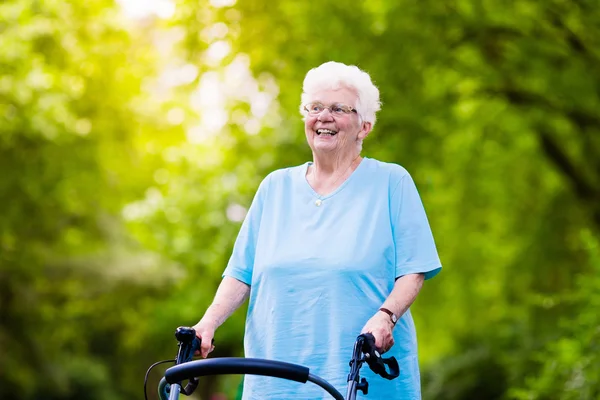 Señora mayor con un andador —  Fotos de Stock