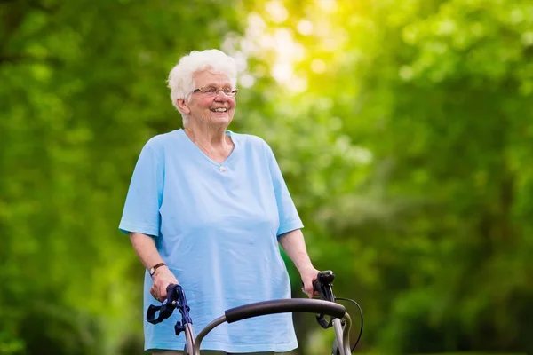 Senior Lady met een wandelaar — Stockfoto