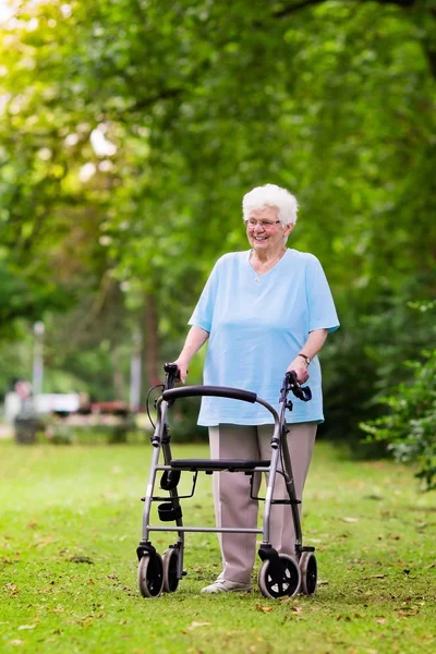 Signora anziana con un deambulatore — Foto Stock