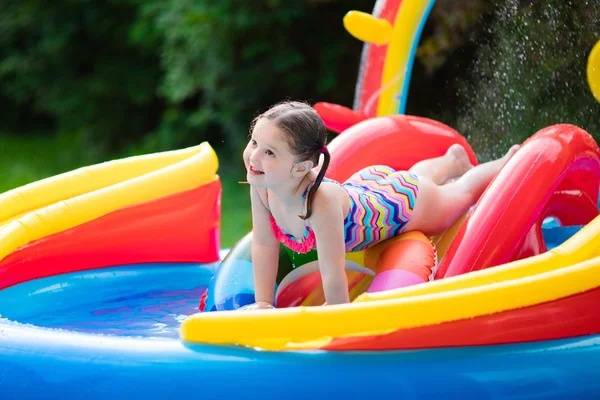 Liten flicka i trädgård pool — Stockfoto