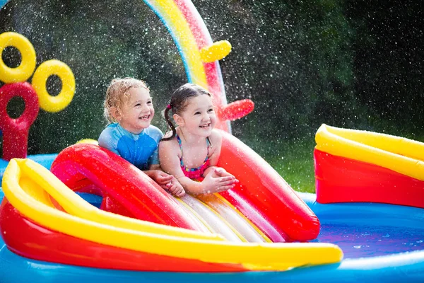 Crianças brincando na piscina inflável — Fotografia de Stock