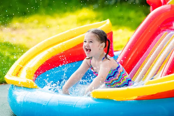 Menina na piscina do jardim — Fotografia de Stock