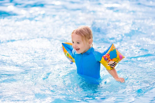 Kleiner Junge im Schwimmbad — Stockfoto