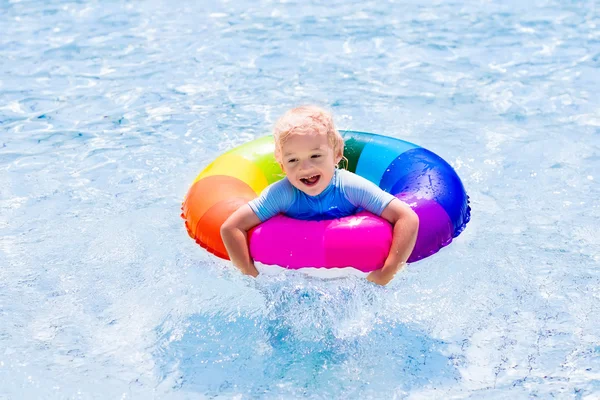 Criança na piscina — Fotografia de Stock