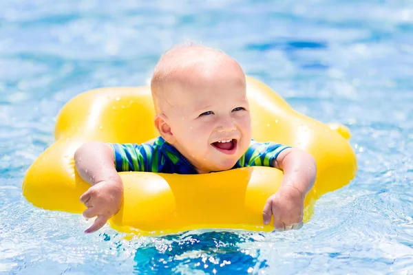 Kleine baby in zwembad — Stockfoto