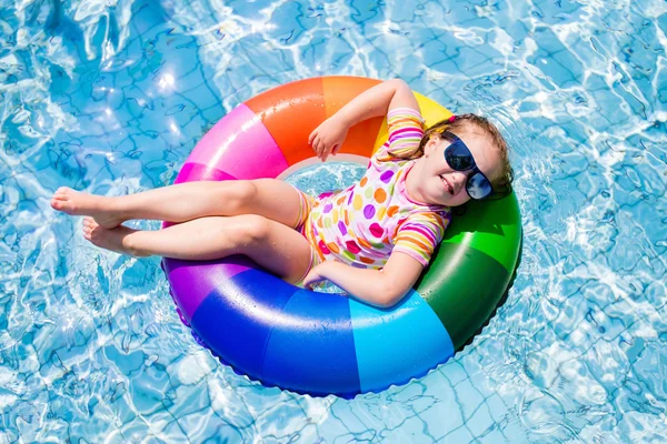 Niño en la piscina — Foto de Stock