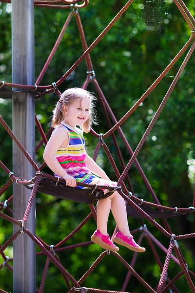 Kind plezier op werf schoolplein — Stockfoto