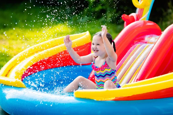 Little girl in garden swimming pool — Stock Photo, Image