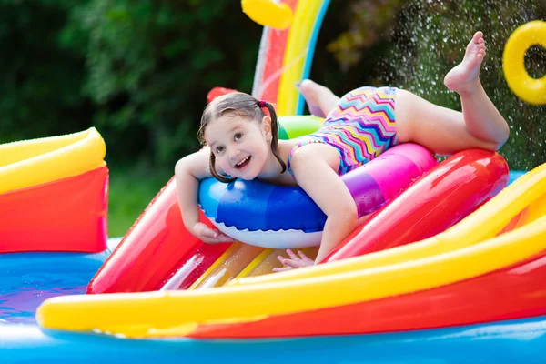 Klein meisje in tuin zwembad — Stockfoto