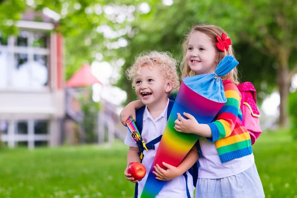 Kinderen met snoep conus op de eerste schooldag in Duitsland — Stockfoto