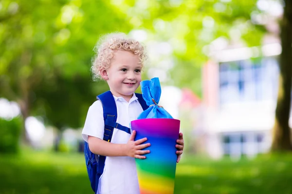 最初の学校日にキャンディ コーンと小さな子供 — ストック写真