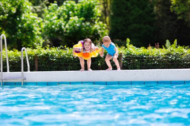 Çocuklar havuz içine atlama