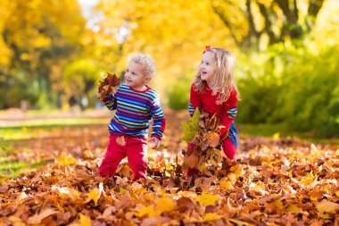 sonbahar parkta oynayan çocuklar
