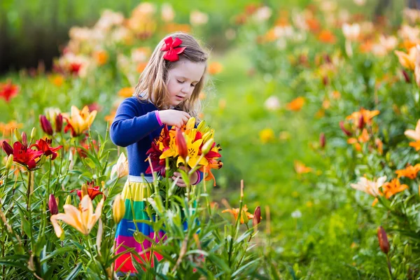 Petite fille cueillant des fleurs de lis — Photo