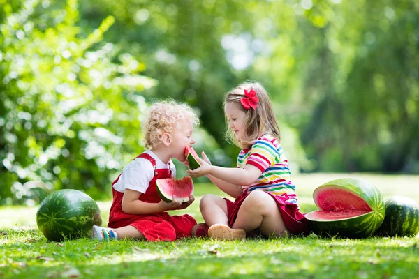 庭でスイカを食べる子供 — ストック写真