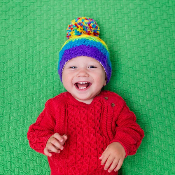 Pequeno bebê em chapéu de malha quente — Fotografia de Stock