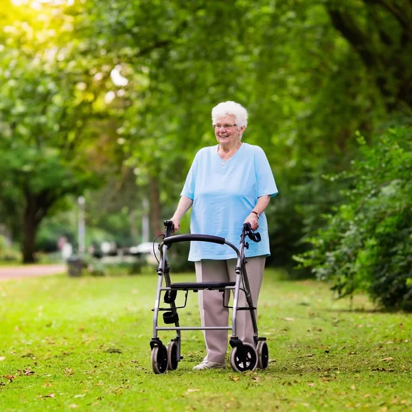 Señora mayor con un andador — Foto de Stock
