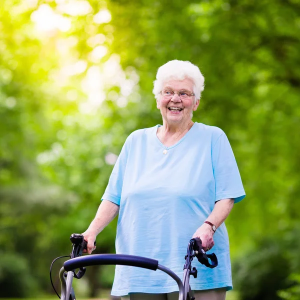 Senior Lady med en Walker — Stockfoto