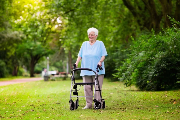 Senior Lady met een wandelaar — Stockfoto