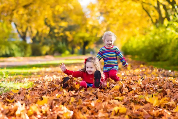 Bambini che giocano nel parco autunnale — Foto Stock