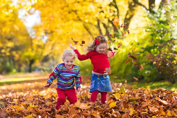 Діти грають в осінньому парку — стокове фото