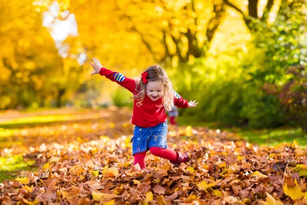 Petite fille jouant dans le parc d'automne — Photo