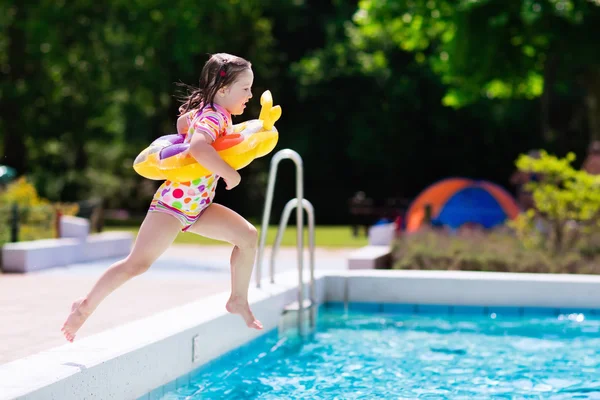 Маленька дівчинка стрибає в басейн — стокове фото