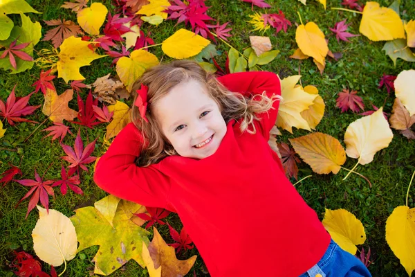 Niña jugando en el parque de otoño —  Fotos de Stock