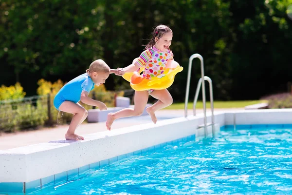 Enfants sautant dans la piscine — Photo