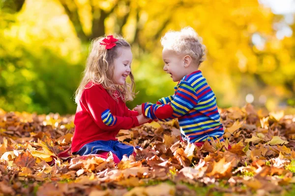 Niños jugando en el parque de otoño —  Fotos de Stock