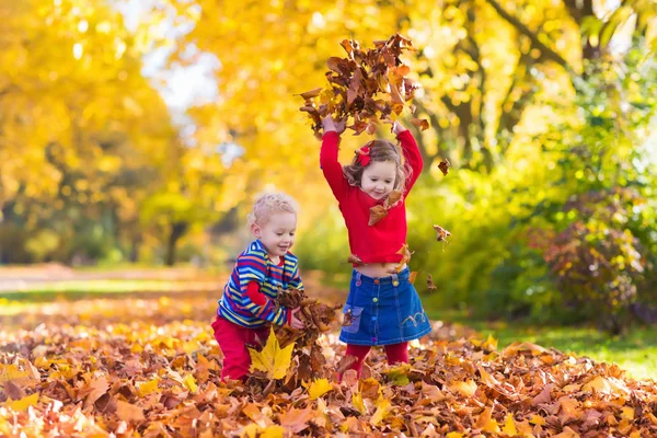 Kinder spielen im Herbstpark — Stockfoto