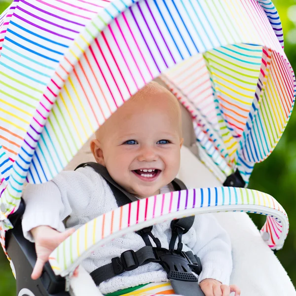 Bebê em carrinho branco — Fotografia de Stock