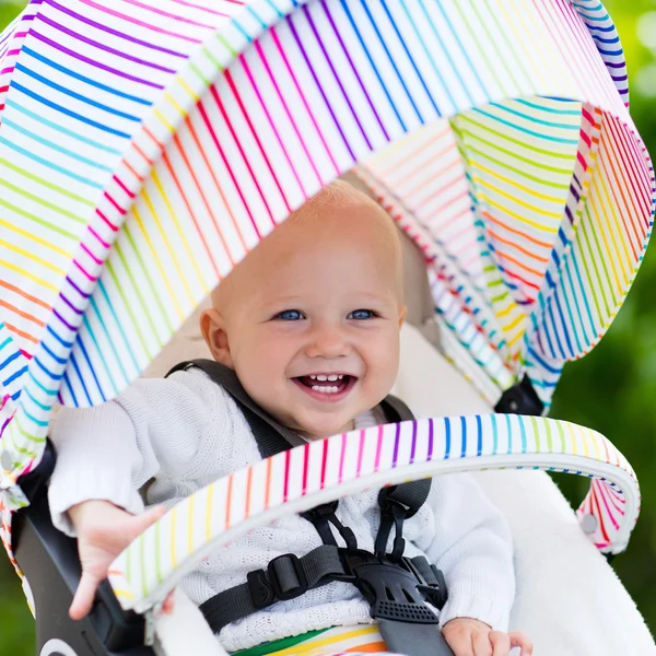 Bambino in passeggino bianco — Foto Stock