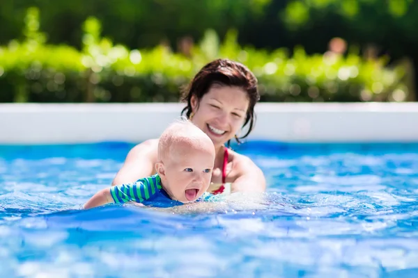 Mother and baby in swimming pool — Stock Photo, Image