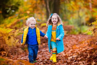 sonbahar parkta oynayan çocuklar