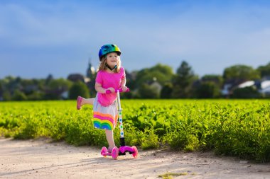 bir scooter üzerinde küçük kız