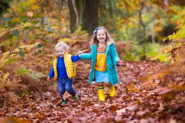 sonbahar parkta oynayan çocuklar
