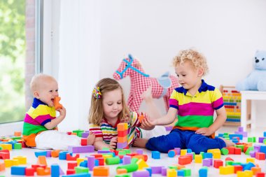 Renkli oyuncak blokları ile oynayan çocuklar