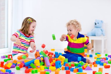 renkli bloklar ile oynayan çocuklar.