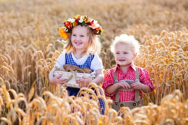 Děti v bavorské kroje v pšeničné pole — Stock fotografie