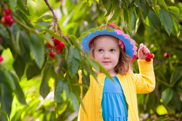 Bahçe ağacından kiraz toplayan küçük kız — Stok fotoğraf