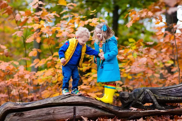 Niños jugando en el parque de otoño —  Fotos de Stock