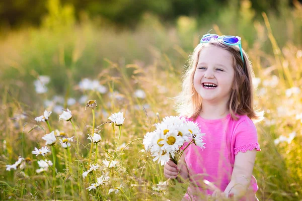 Little girl in daisy flower field — Stock Photo, Image