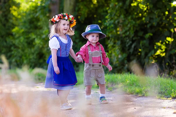 Dzieci w strojach Bawarskich w polu pszenicy — Zdjęcie stockowe