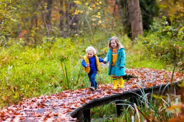 Enfants jouant dans le parc d'automne — Photo