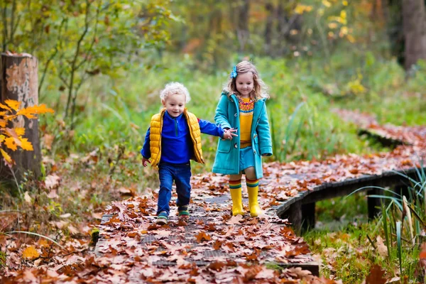 Enfants jouant dans le parc d'automne — Photo