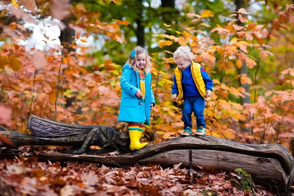 Τα παιδιά παίζουν στο πάρκο φθινόπωρο — Φωτογραφία Αρχείου