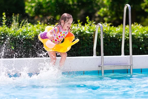 Enfants sautant dans la piscine — Photo